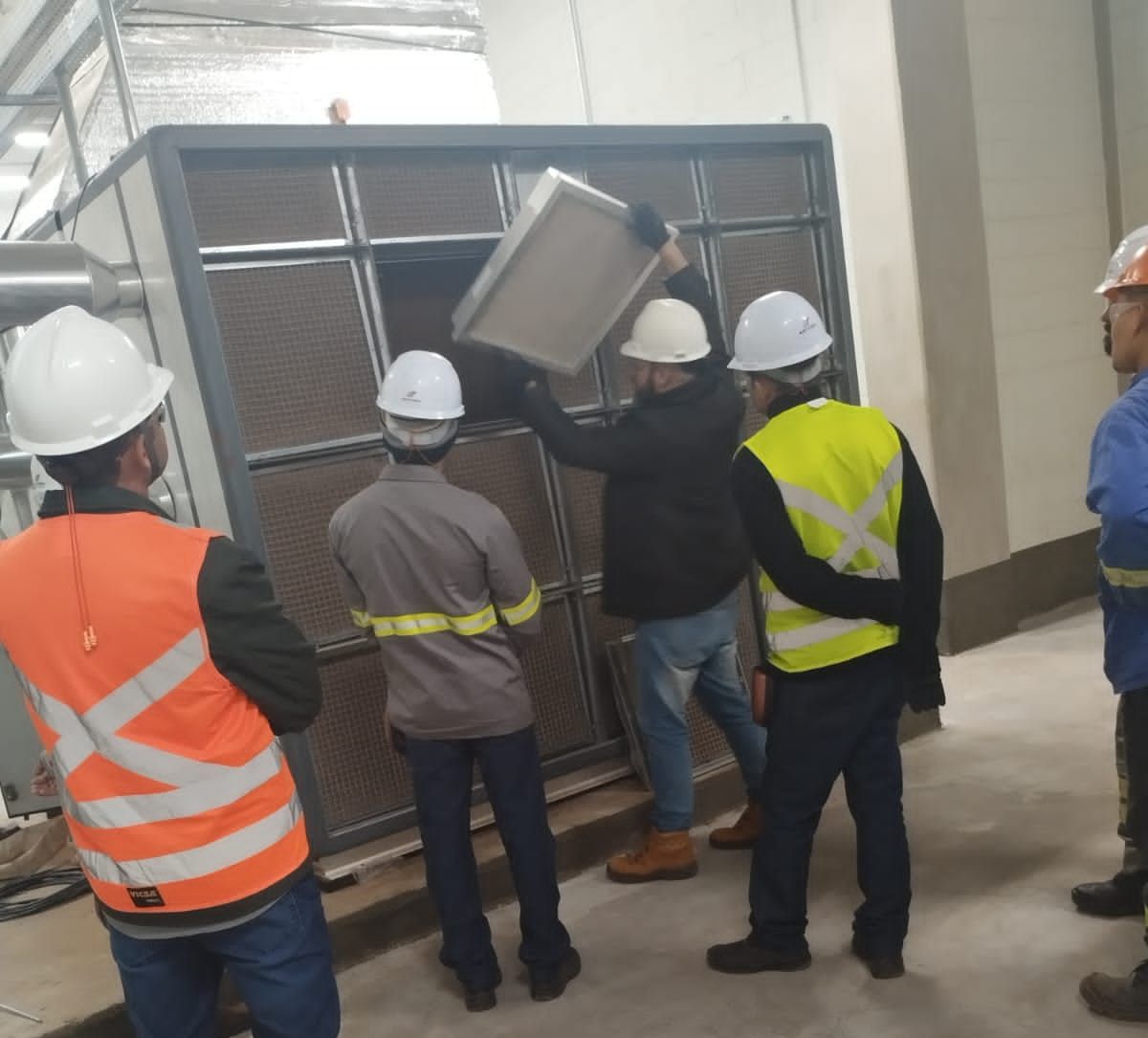 Equipe técnica realizando manutenção preventiva de climatização